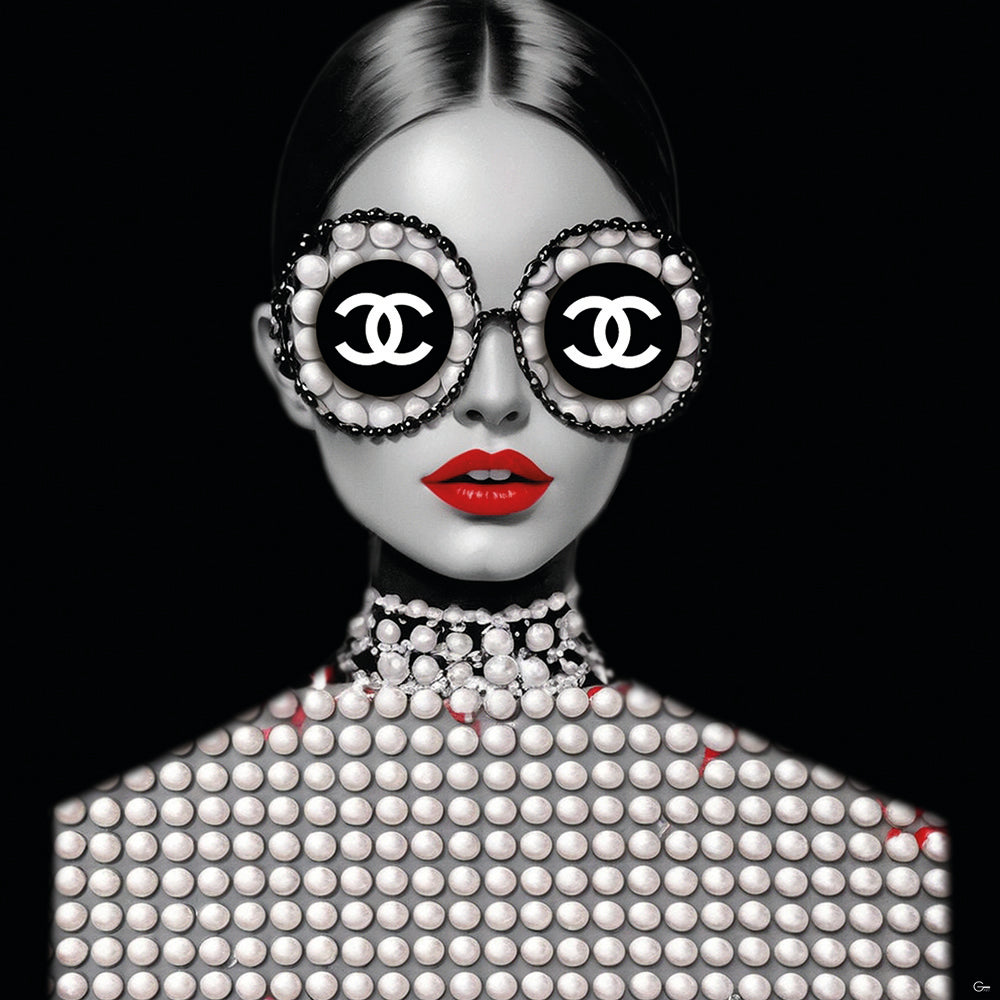 Schwarz-Weiß-Eleganz: Die Chanel-Frau mit Roter Brille und Lippen- Hochwertiger Druck auf Leinwand oder Acrylglas