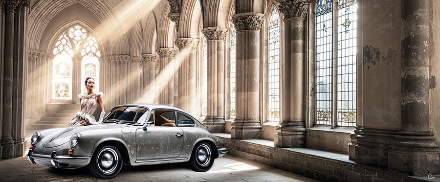 Eine Kathedrale der Eleganz, in der jeder Porsche die exquisite Verbindung von Kunst und Technik zum Leben erweckt. - Hochwertiger Druck auf Leinwand, Acrylglas, Poster und gerahmte Poster