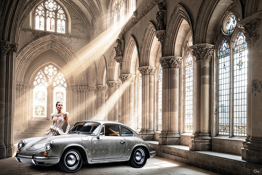 Eine Kathedrale der Eleganz, in der jeder Porsche die exquisite Verbindung von Kunst und Technik zum Leben erweckt. - Hochwertiger Druck auf Leinwand, Acrylglas, Poster und gerahmte Poster