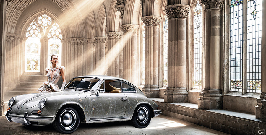 Eine Kathedrale der Eleganz, in der jeder Porsche die exquisite Verbindung von Kunst und Technik zum Leben erweckt. - Hochwertiger Druck auf Leinwand, Acrylglas, Poster und gerahmte Poster