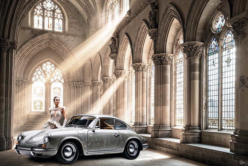 Eine Kathedrale der Eleganz, in der jeder Porsche die exquisite Verbindung von Kunst und Technik zum Leben erweckt. - Hochwertiger Druck auf Leinwand, Acrylglas, Poster und gerahmte Poster
