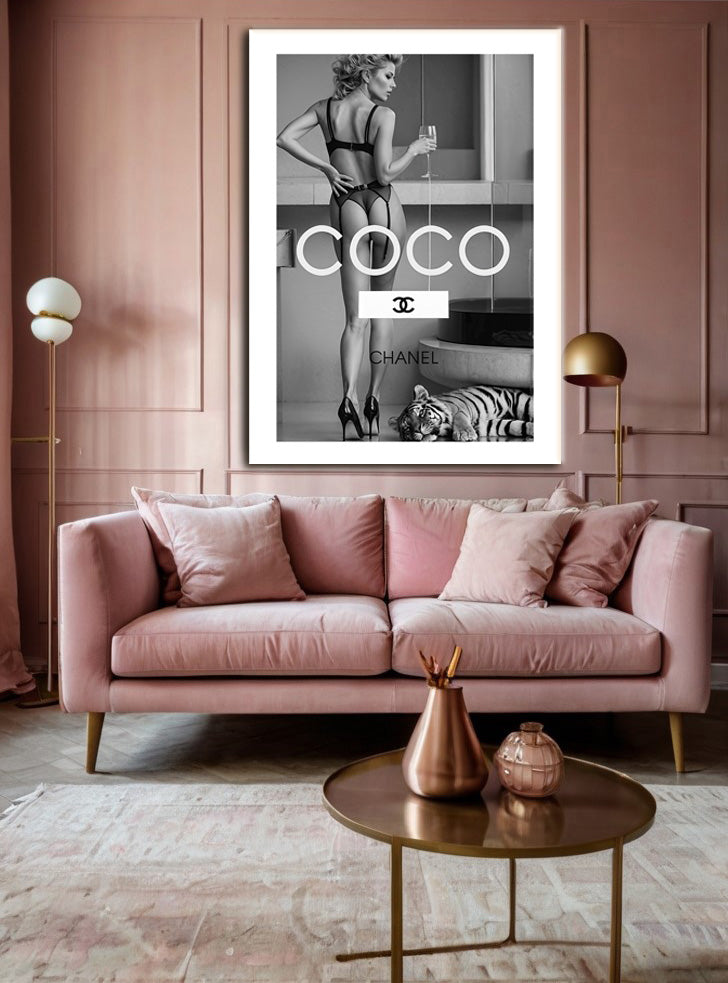 Eleganz trifft Wildnis – Frau und Tiger in perfekter Harmonie - Hochwertiger Druck auf Leinwand, Acrylglas, Poster und gerahmte Poster