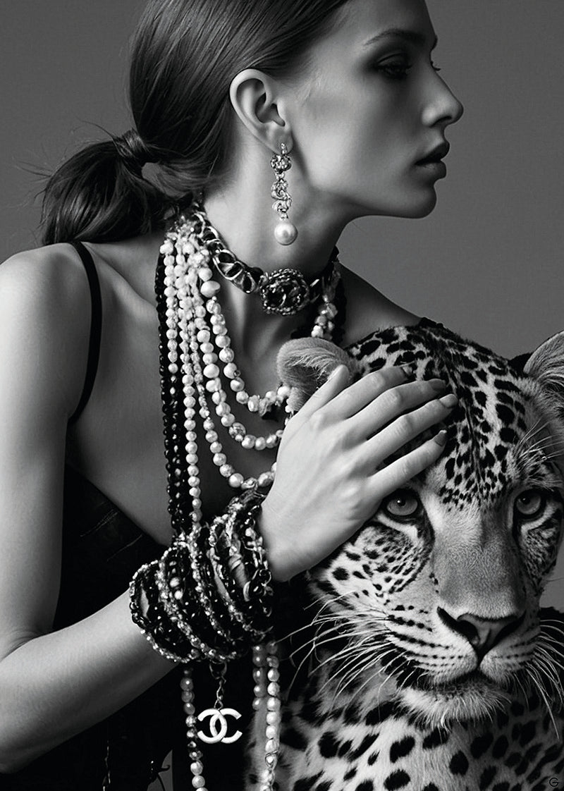 Mut und Magie: Eine Frau an der Seite eines Tigers - Hochwertiger Druck auf Leinwand, Acrylglas, Poster und gerahmte Poster