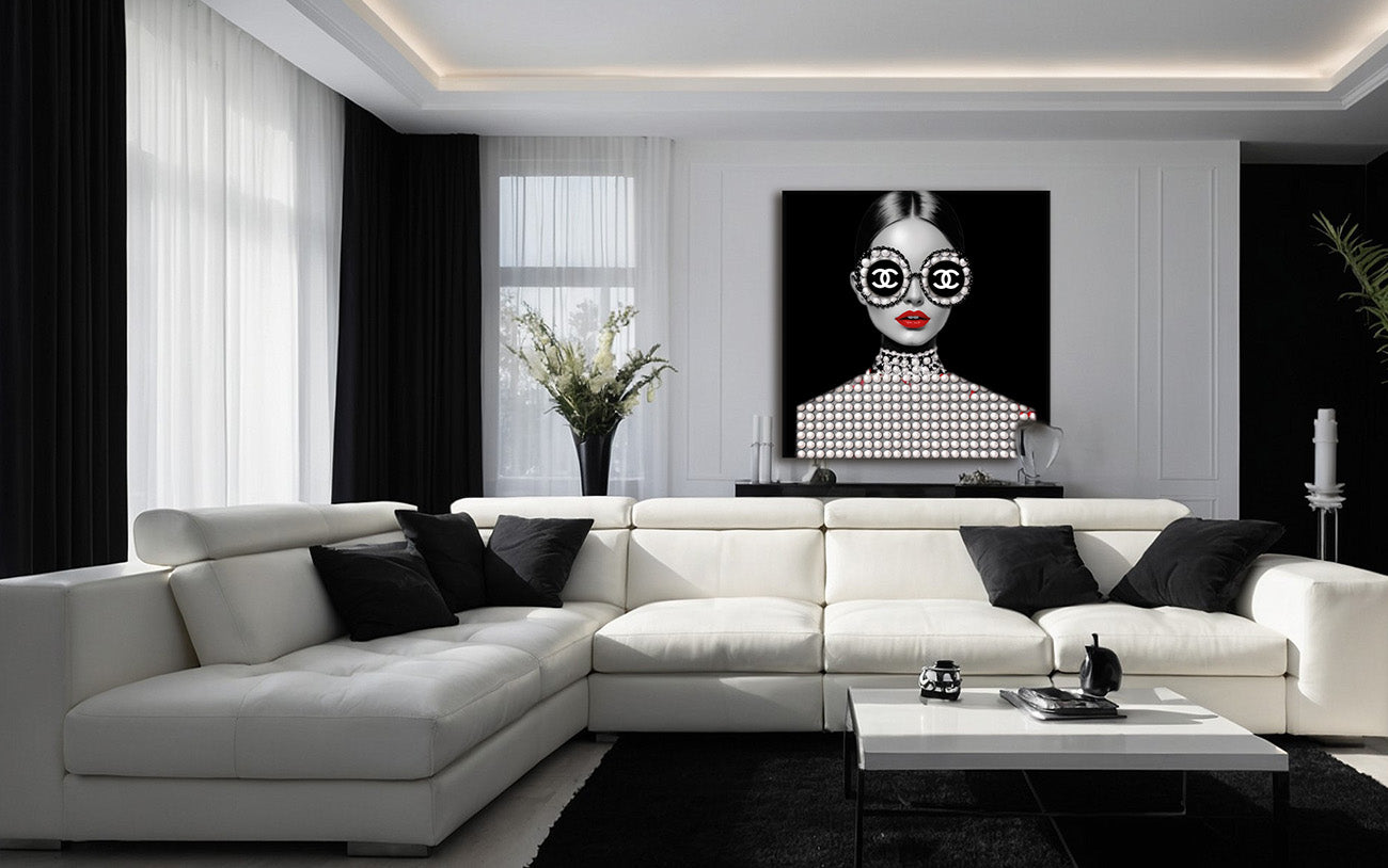 Schwarz-Weiß-Eleganz: Die Chanel-Frau mit Roter Brille und Lippen- Hochwertiger Druck auf Leinwand oder Acrylglas